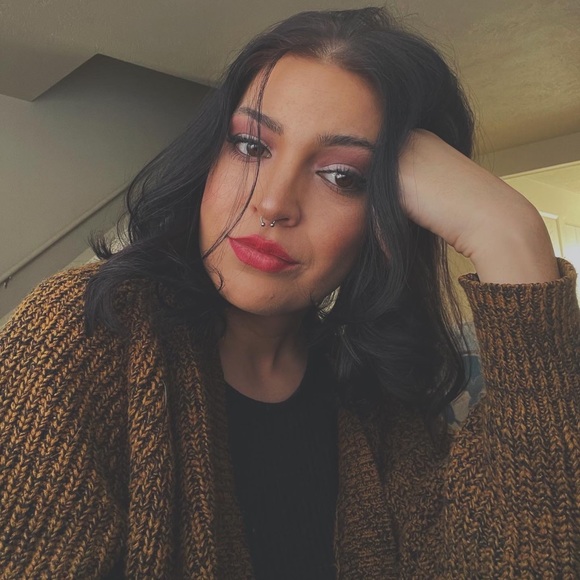 Meet your Posher, Caroline - Picture 1 of 1